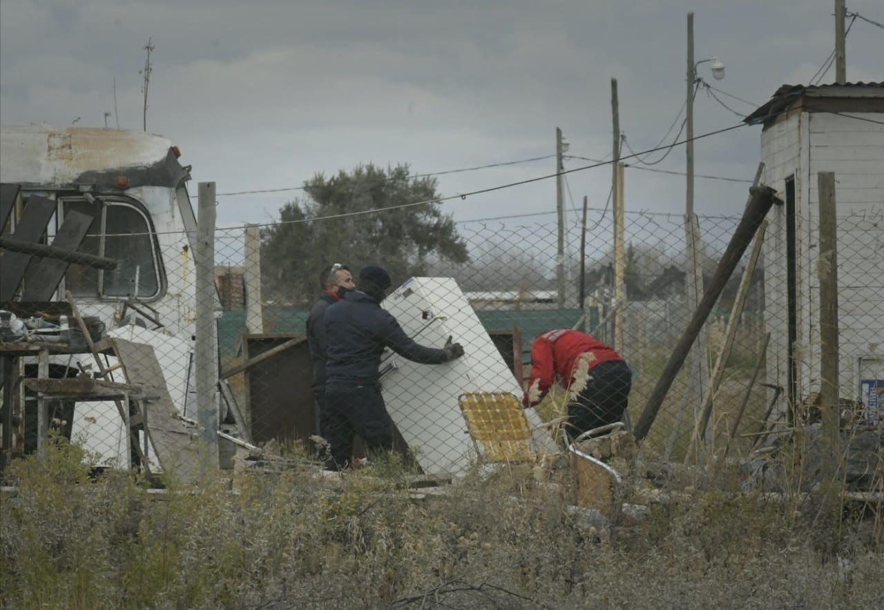 La búsqueda, en un predio de La Primavera. Orlando Pelichotti / Los Andes