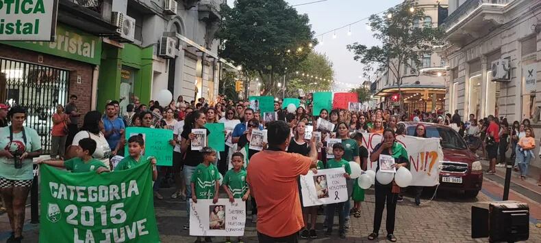 Los compañeros de fútbol de Mateo, y miles de personas, marcharon reclamando Justicia. Foto: Telenoche UY