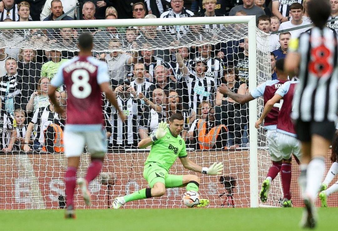 Dibu Martínez, jugador del Aston Villa, uno de los planteles más caros del mundo.