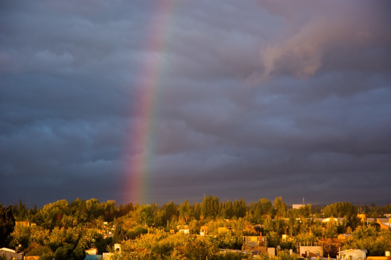 El cielo mendocino amaneció esta mañana pintado con los colores del arco iris. Foto: Ignacio Blanco / Los Andes.