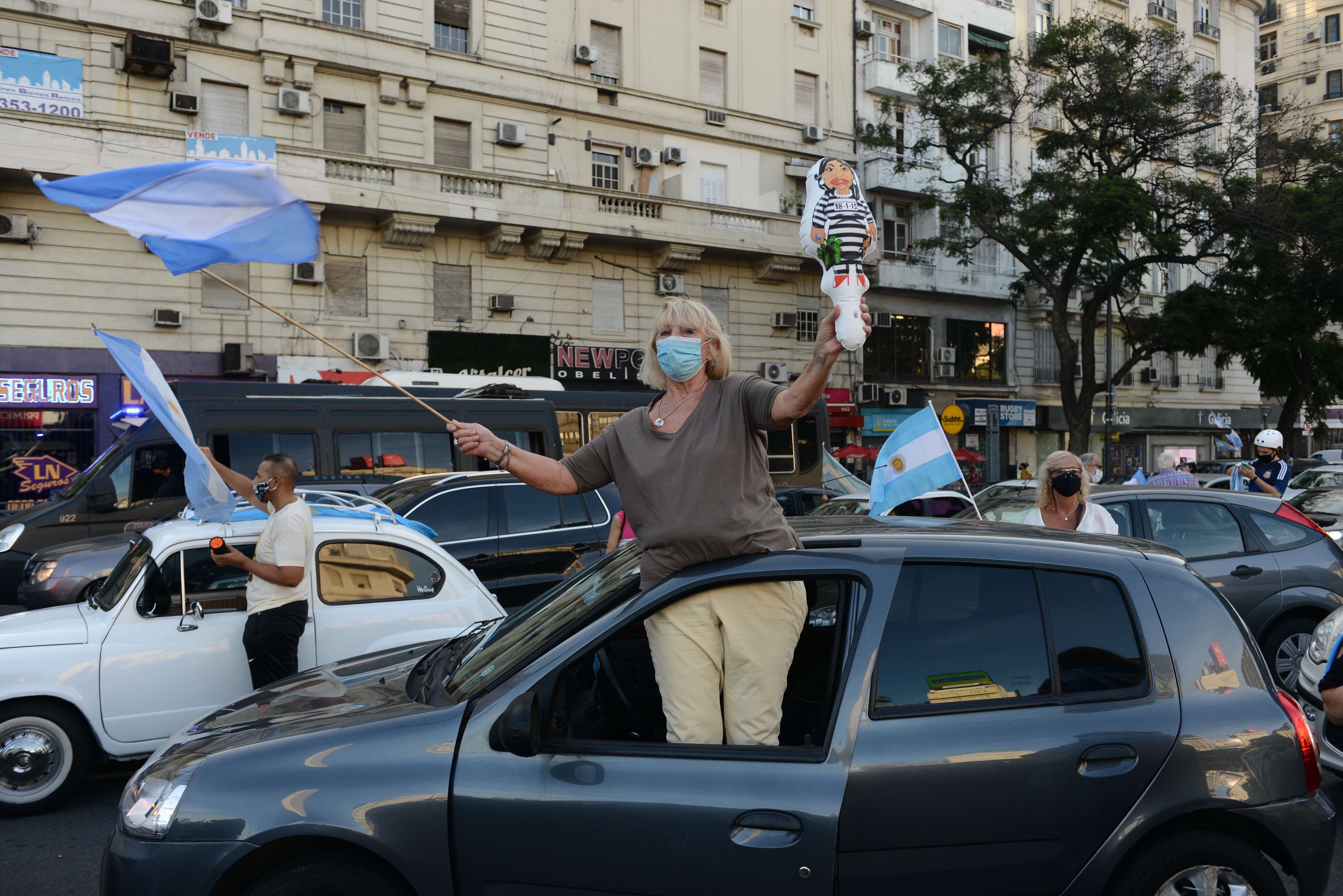 Manifestación en el Obelisco contra de las medidas  tomadas por el presidente Alberto Fernández a raíz del aumento de casos de Covid 19.
Fotos Clarin