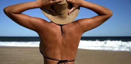 Si este verano querés lucir un buen bronceado natural pero sin dañar tu piel, en esta nota te contamos todos los tips para que termines las vacaciones con una piel dorada, hidratada y reluciente. 