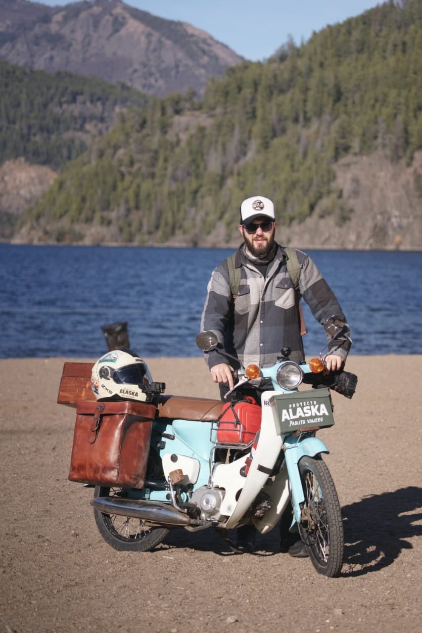 Pablo a bordo de su motocicleta lleva adelante su ambicioso "Proyecto Alaska".