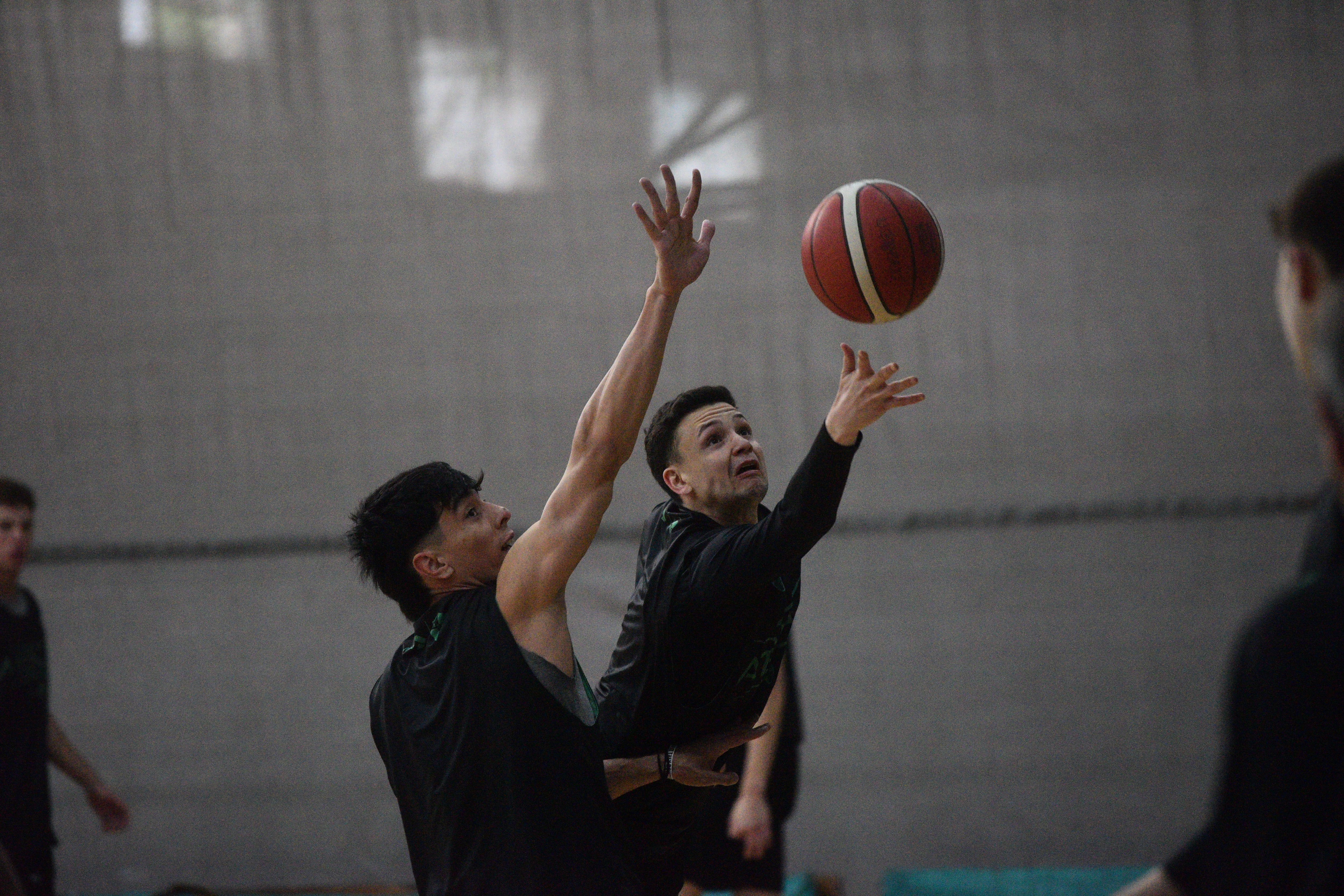 Lucas "Chirri" Reyes, el base mendocino con pasado en Instituto que se sumó al desafío de devolver a Atenas a la Liga Nacional. (Pedro Castillo / La Voz)