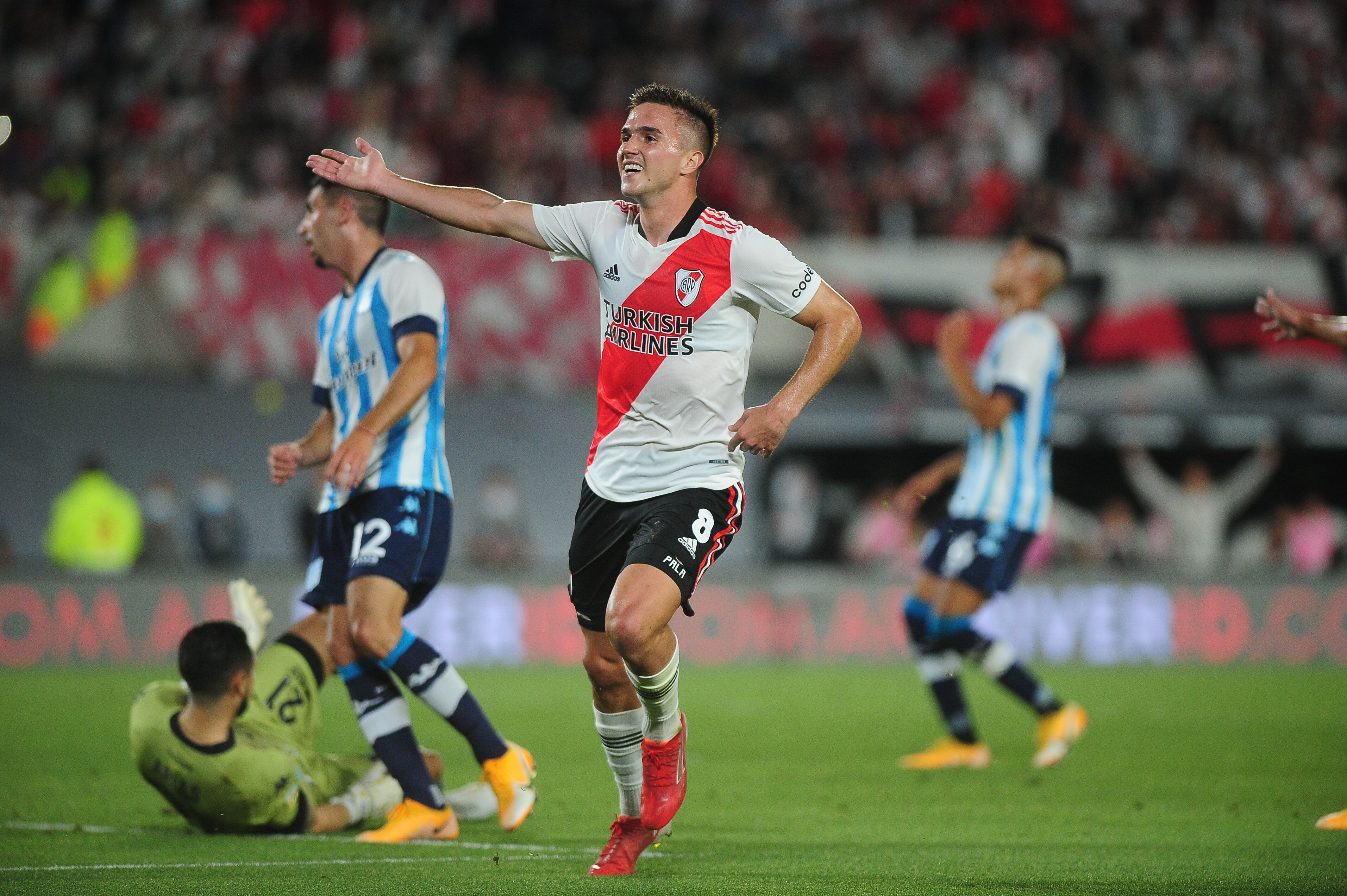 El primeo de la goleada ante Racing. Foto Clarín.