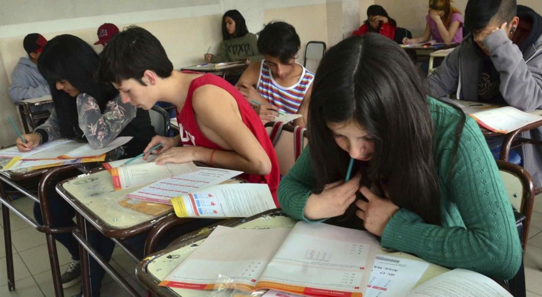 Las pruebas Aprender 2024 están a la vuelta de la esquina para los alumnos de quinto año del secundario. Las pruebas de aprendizaje nacionales que aportan valiosos datos para la gestión educativa se realizarán el 24 de octubre y abarcará a todos los estudiantes de la provincia que se encuentran cursando ese año, tanto en colegios privados como públicos, de ámbitos rurales como urbanos. 
 (Télam)