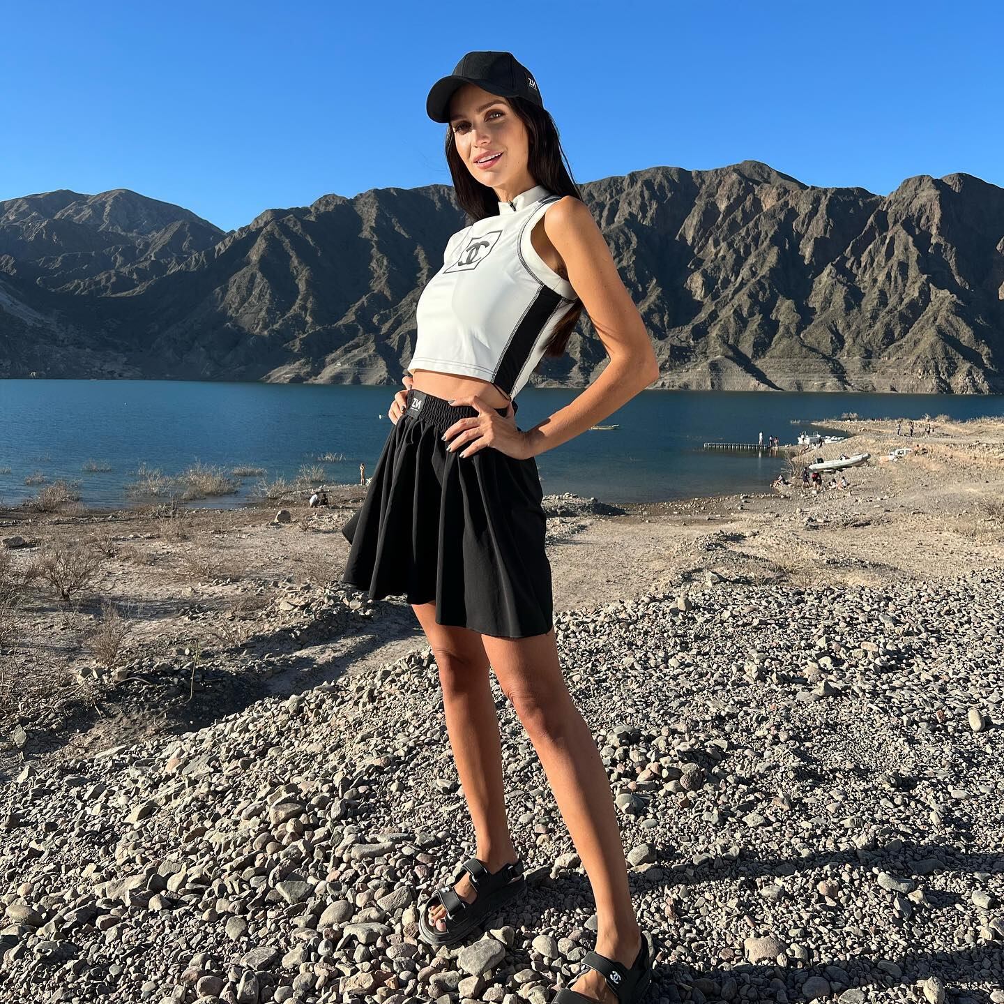 Zaira Nara enamora con sus looks desde el dique de Ullum