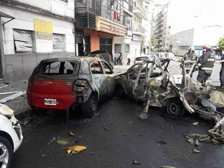 Los vecinos reportaron el fuerte estruendo y varios destrozos materiales en ventanas y cristales.