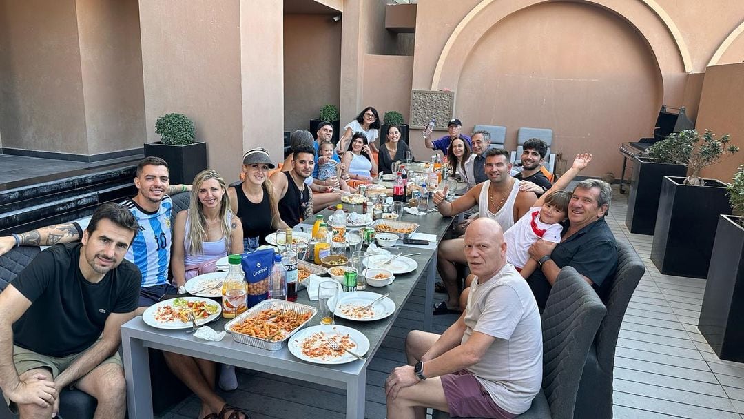 El arquero argentino Emiliano "Dibu" Martínez y su familia disfrutando juntos en Doha.