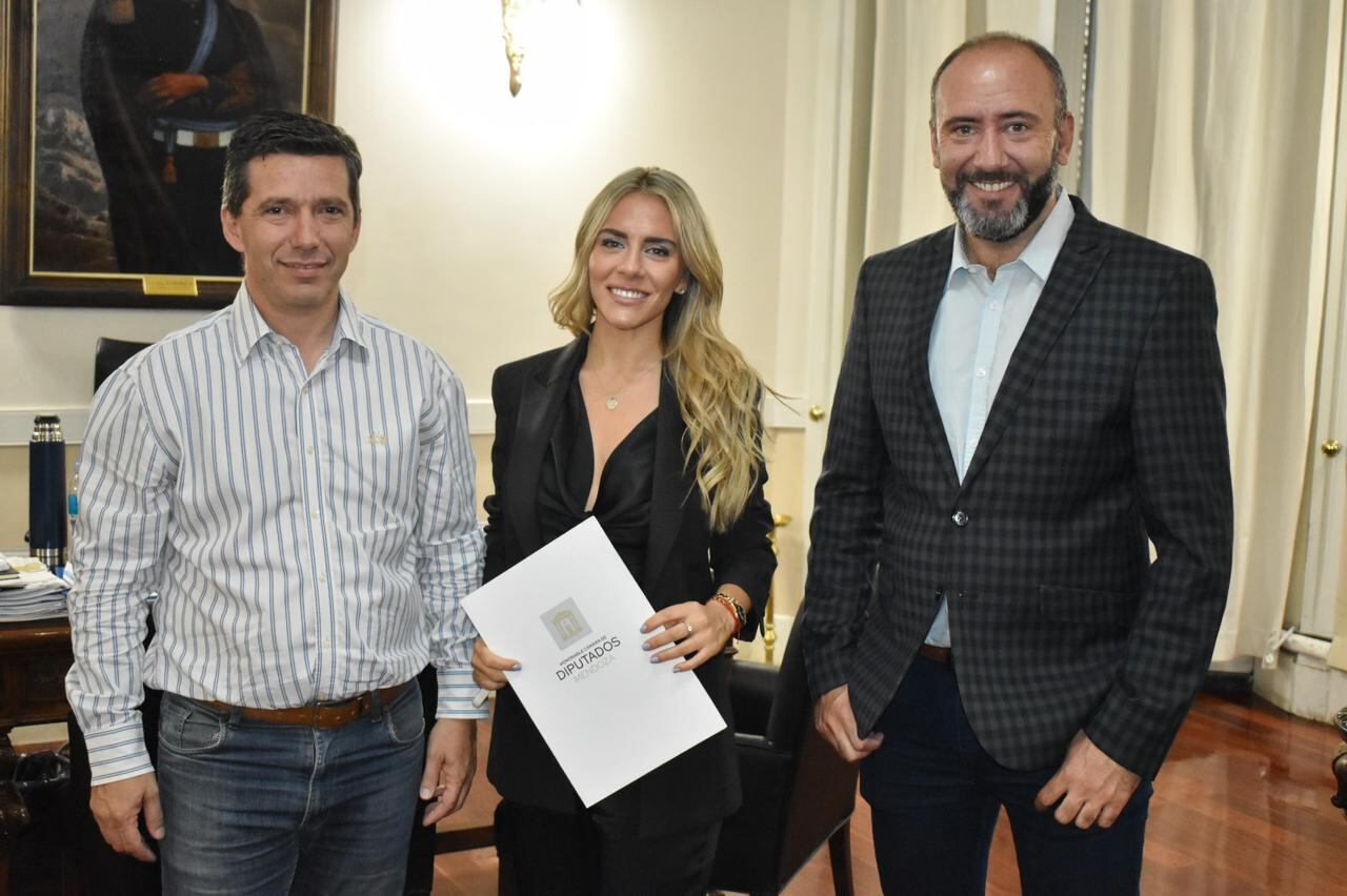 Juan Pablo Candisano y Eugenia Muzaber tras recibir el reconocimiento en la Legislatura.