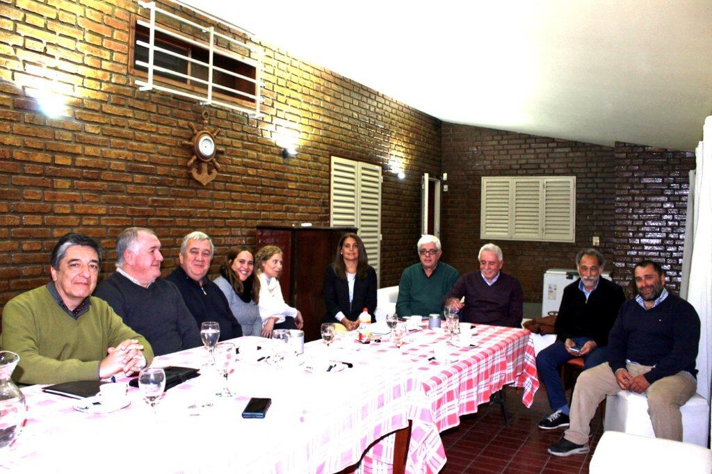 Enzo Orosito, Claudio Diaz, Rubén Miranda, María José "Bubi" Gil, Alejandra Pezzutti, Gabriela Lizana, Alexander Maza, Ricardo Pont, Raúl "Tuchi" Abraham y Pablo Cazabán, parte de la mesa del Frente Renovador.