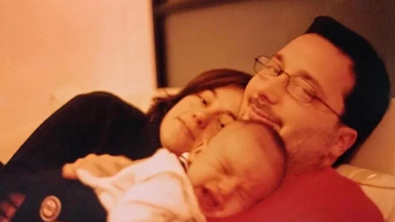 Gerardo Rozín junto a Mariana Basualdo y su pequeño hijo Pedro, hace 21 años.