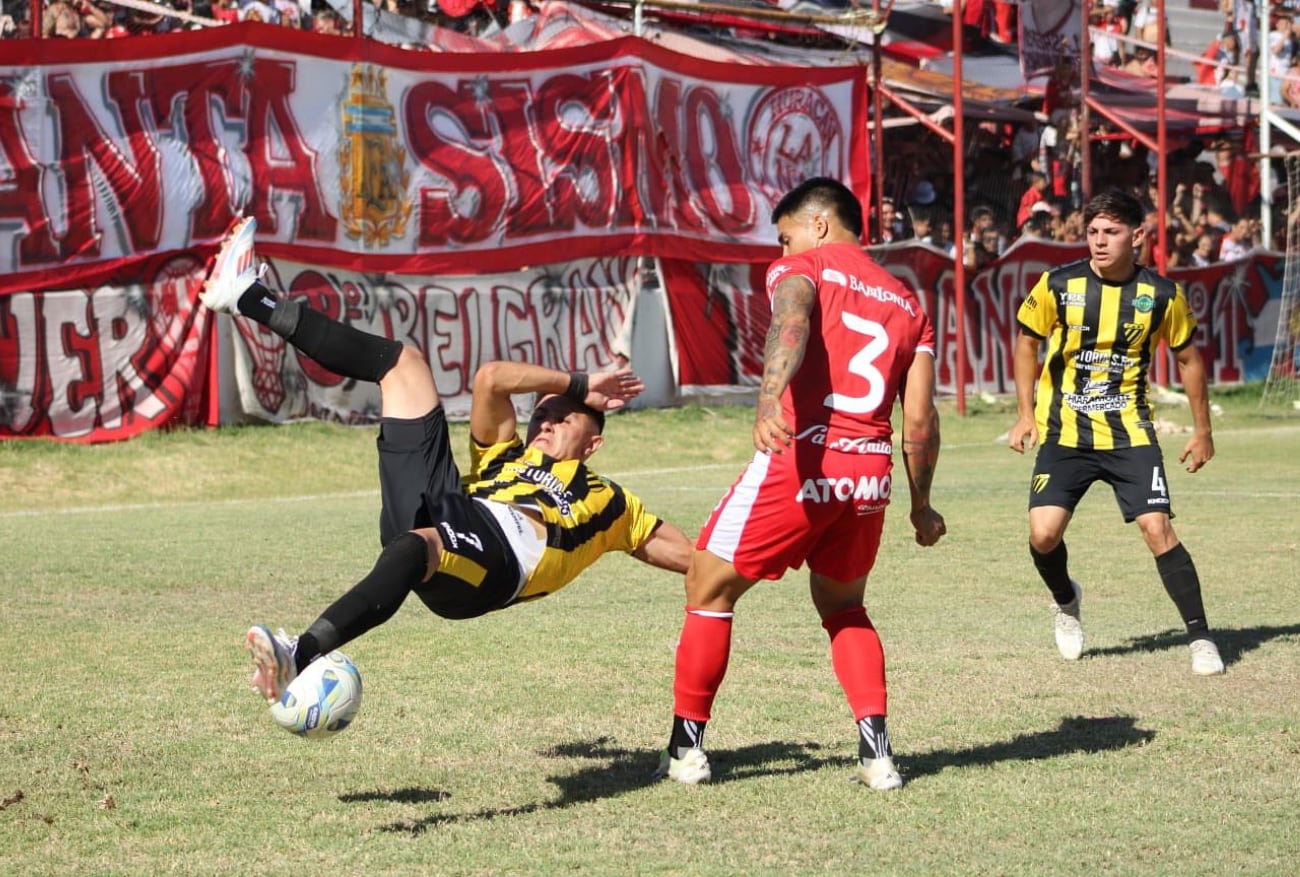 La primera final se jugó con mucha pierna fuerte, y sin regalar nada. /Foto: Prensa Huracán Las Heras