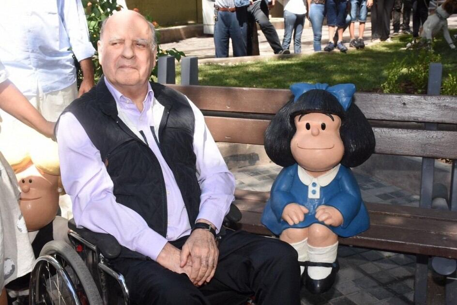 Quino junto a la estatua de Mafalda en la Universidad de Mendoza.