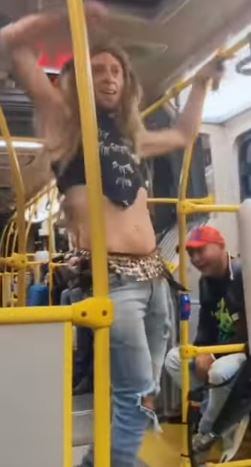 Un imitador de Shakira hizo estallar a los presentes en el transporte público