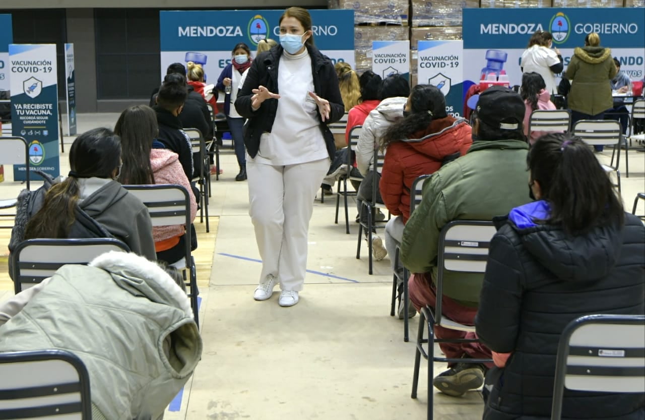 Vacunación a trabajadores de comedores y merenderos. Orlando Pelichotti / Los Andes