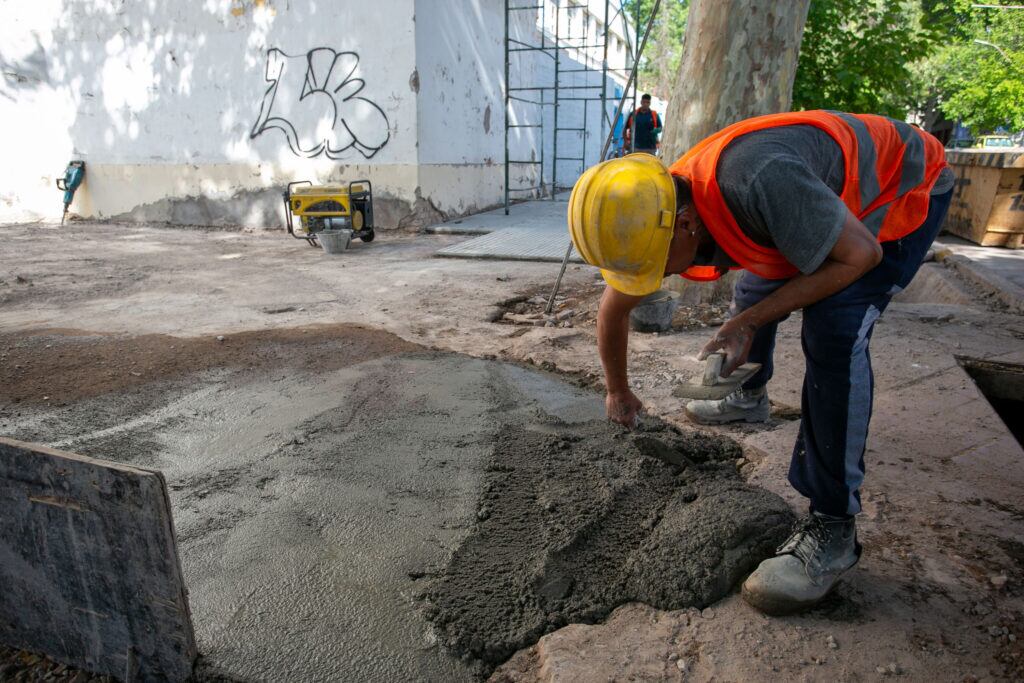 Ulpiano Suarez y Tadeo García Zalazar recorrieron las obras en la Escuela Videla Correas