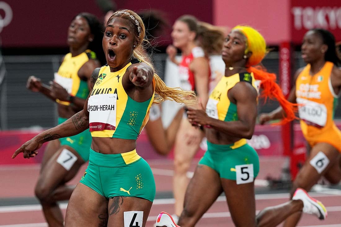 Elaine Thompson-Herah de Jamaica celebra su victoria en la final femenina de 100 metros