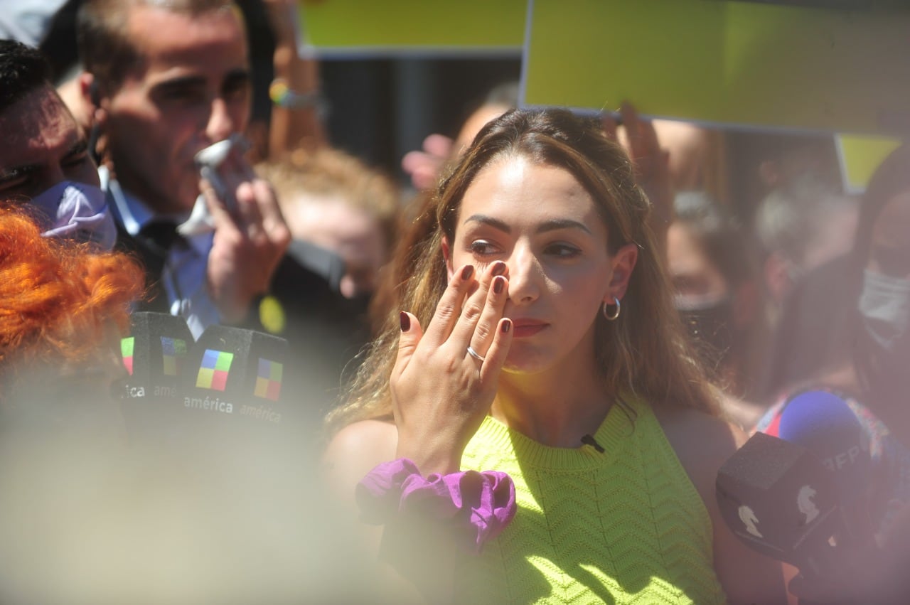 Emoción. Thelma Fardín respaldada por el colectivo de Actrices Argentinas (Clarín).