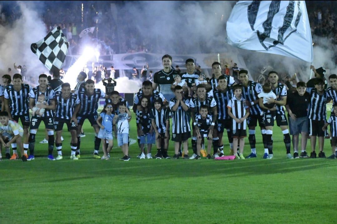 Los hinchas del Lobo colmaron el estadio  Víctor Legrotaglie y armaron verdadera fiesta en el parque.