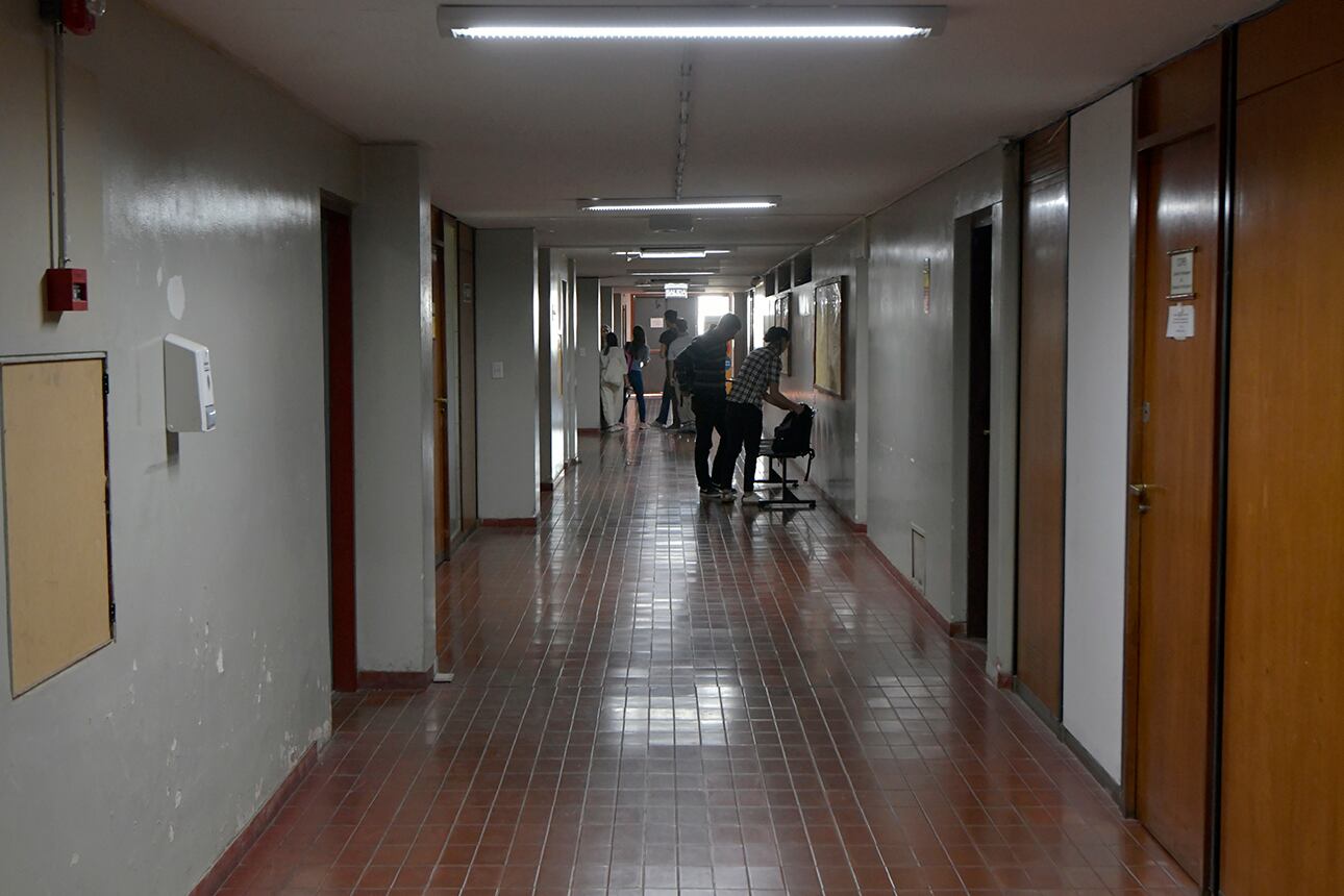 Comenzó el  paro en las escuelas, facultades y unidades académicas de la  Universidad Nacional de Cuyo anunciado por  Fadiunc  y hasta el sábado 1 de abril).
Facultad de Filosofía y Letras
Foto : Orlando Pelichotti