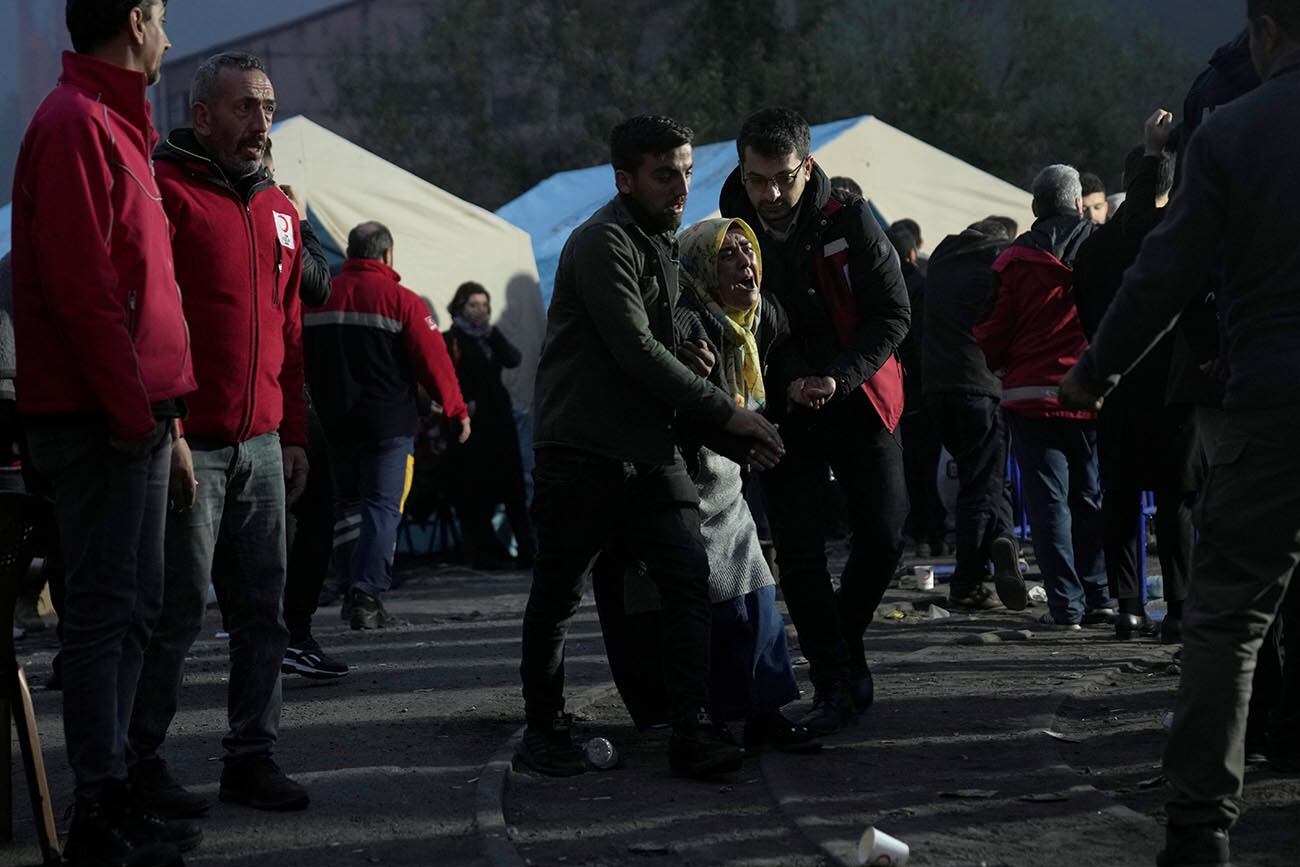 Los familiares de uno de los mineros muertos en la explosión de una mina de carbón lloran durante su funeral frente a una mezquita en Amasra, en la provincia costera de Bartin, Turquía, en el Mar Negro, el sábado 15 de octubre de 2022. Había 110 mineros trabajando en la mina cuando la explosión ocurrió el viernes por la noche en la mina de propiedad estatal Turkish Hard Coal Enterprise en Amasra. (Foto AP/Khalil Hamra)