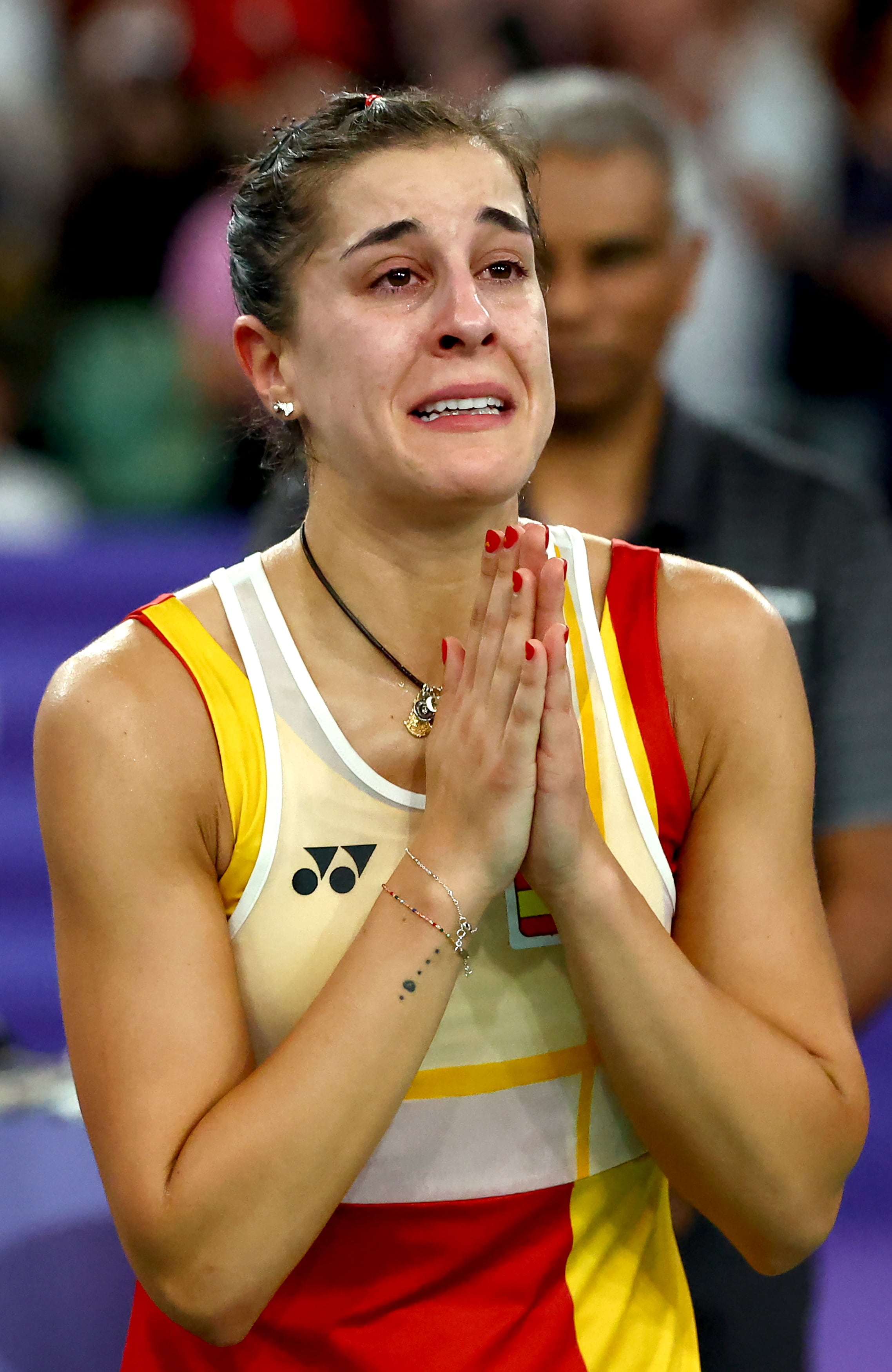 Paris (France), 04/08/2024.- Carolina Marin of Spain gestures to the spectators as she is forced to retire with an injury in the Women Singles semifinal against He Bing Jiao of China of the Badminton competitions in the Paris 2024 Olympic Games, at the La Chapelle Arena in Paris, France, 04 August 2024. (Francia, España) EFE/EPA/DIVYAKANT SOLANKI
