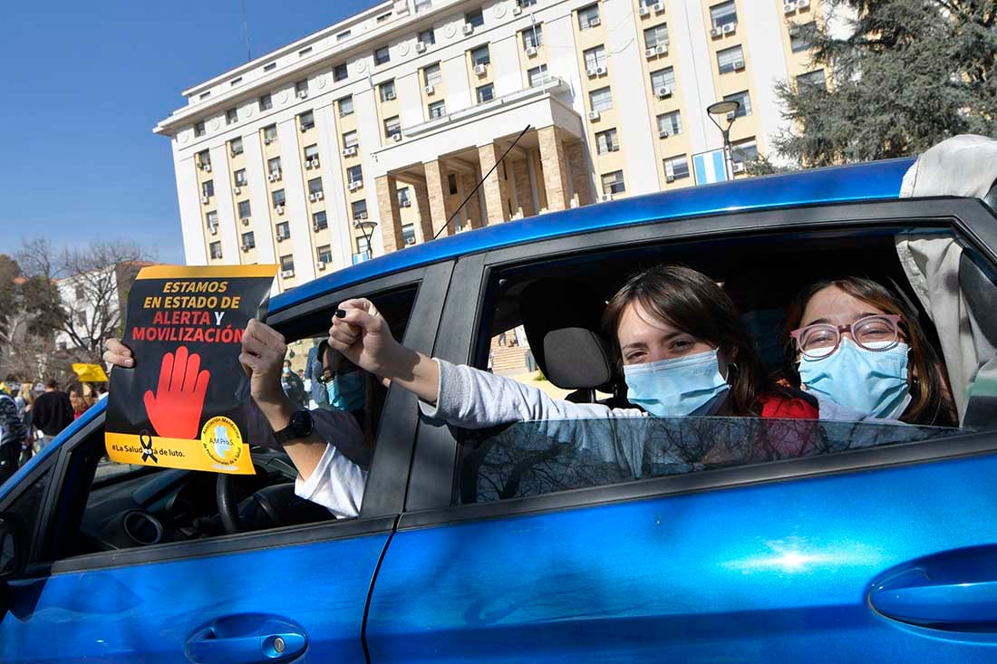 Reclamos y protestas con Caravanazo frente a la Casa de Gobierno de Mendoza.