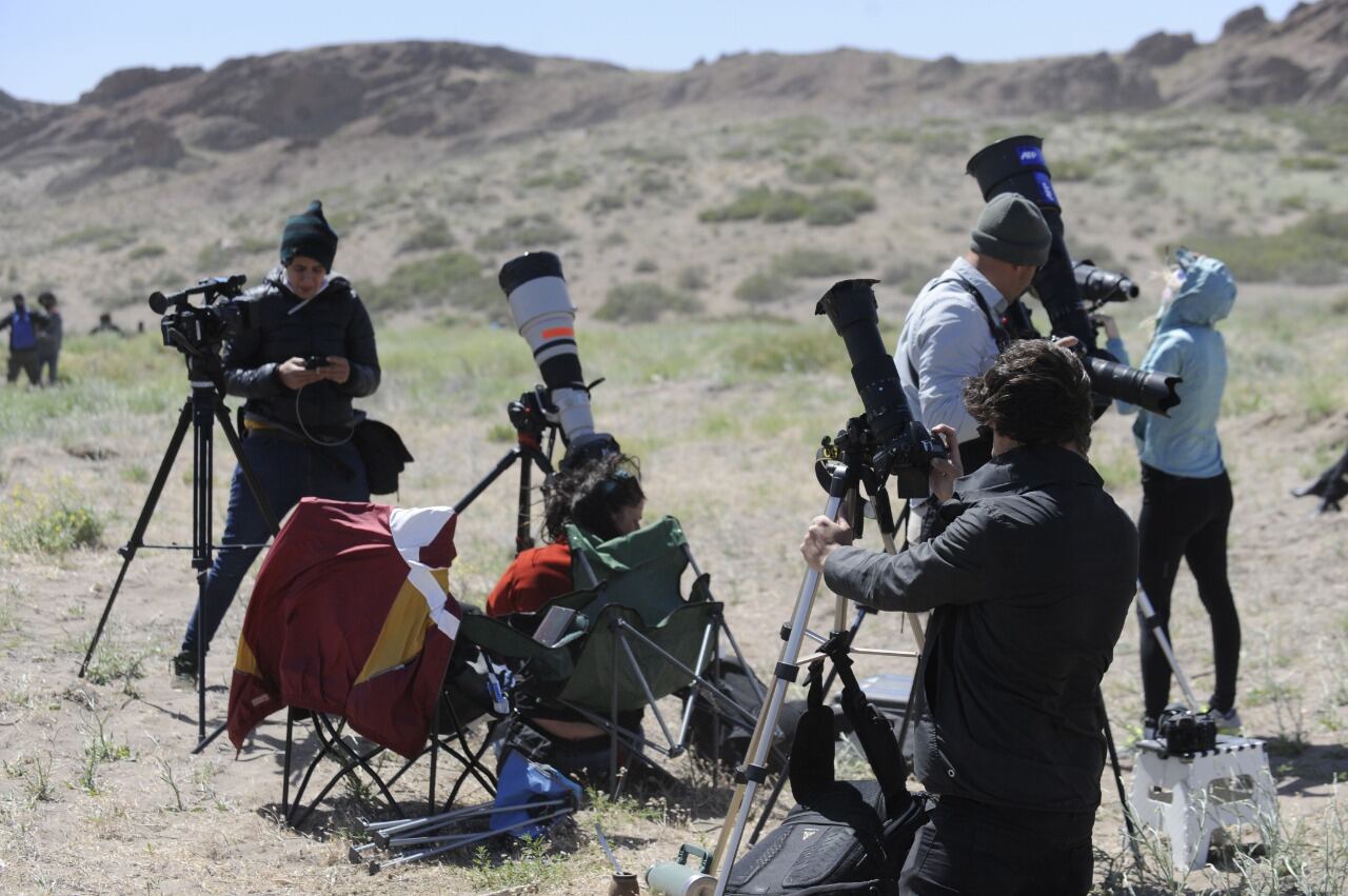 Aficionados a los eclipses y astrónomos observaron con sus telescopios el acontecimiento.