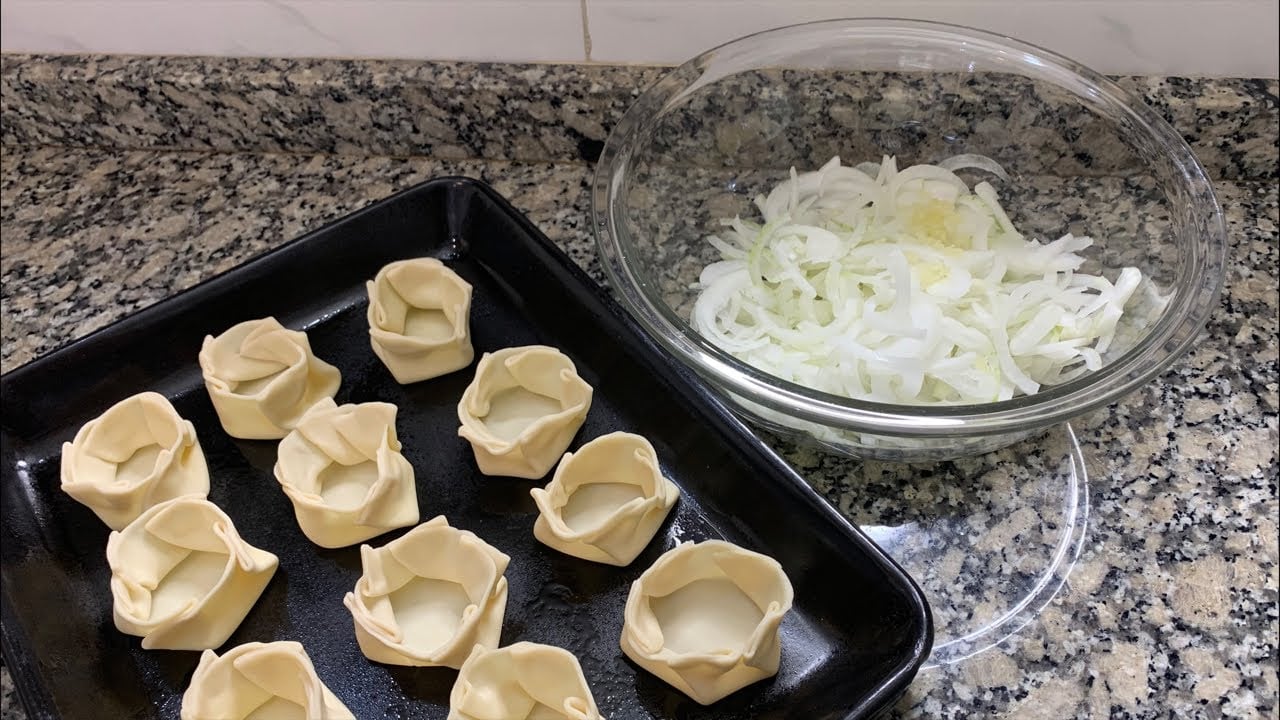 Así se preparan unas ricas canastitas de cebolla y queso.