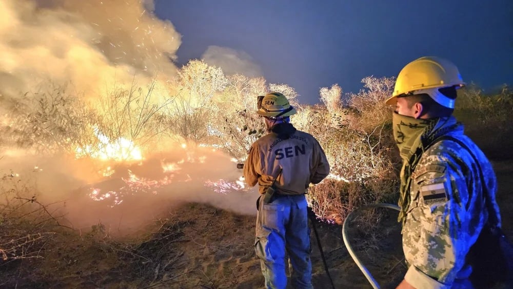 Bomberos voluntarios y militares combaten las llamas. Foto: Secretaría de Emergencia Nacional de Paraguay.