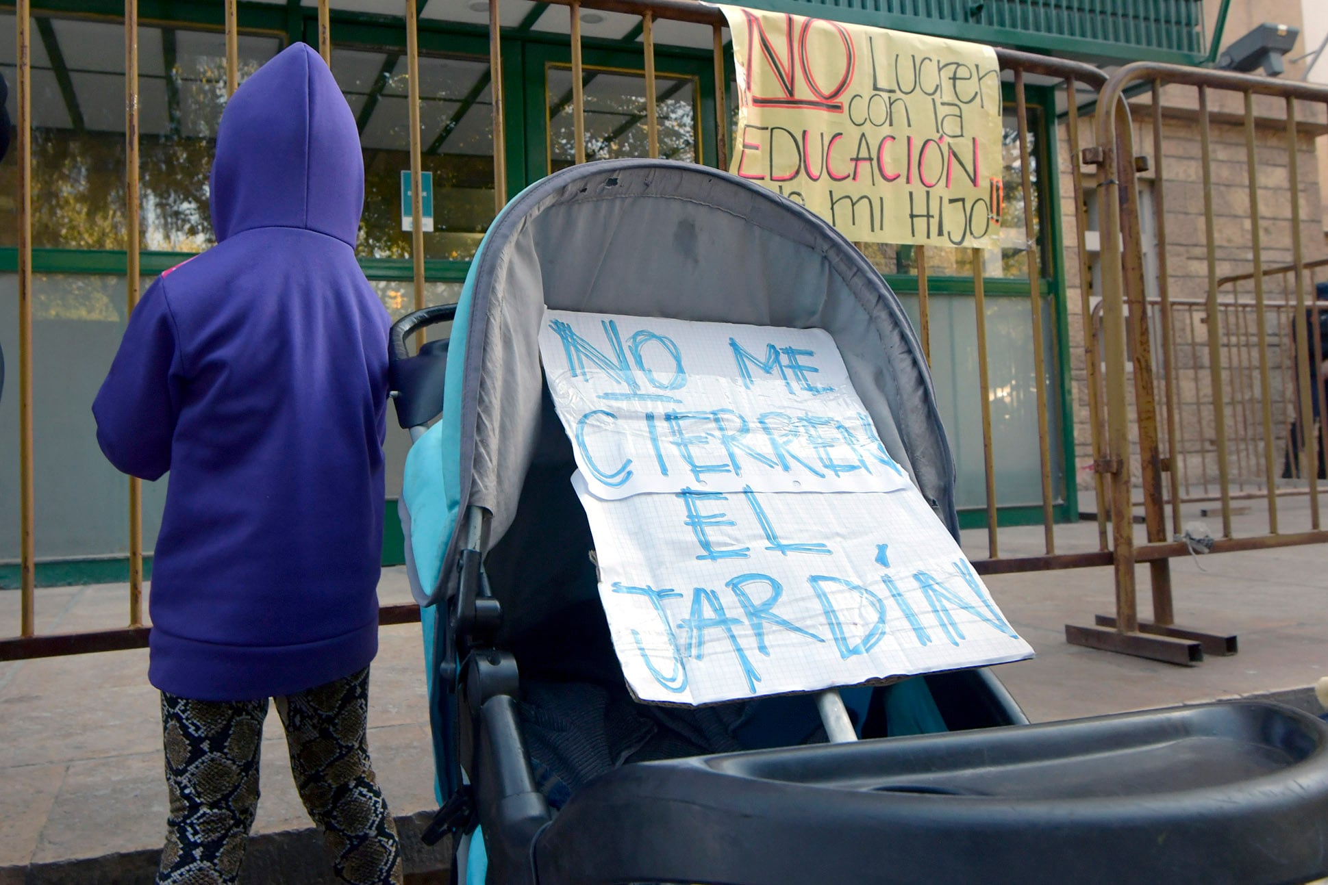 20 de abril 2022 Política
Protesta docente
Protesta de maestras de la Escuela Hogar Eva Perón, por problemas edilicios, y por mala administración

 Foto: Orlando Pelichotti/ Los Andes