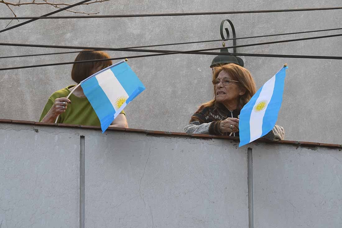 Mendocinos se manifestaron contra las nuevas restricciones del Gobierno nacional en pandemia, vecinas desde el balcón de su casa apoyan la protesta