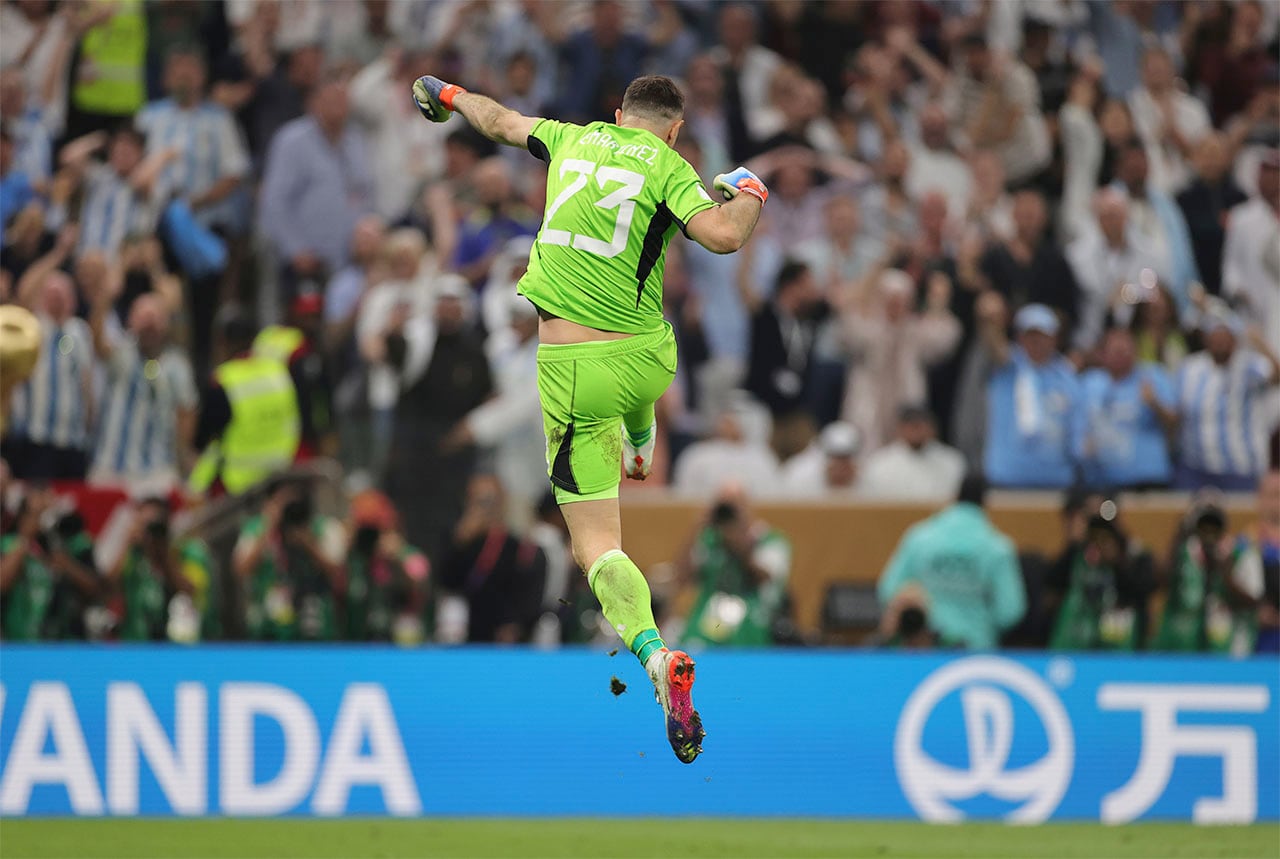 Lusail (Qatar), 18/12/2022.- Goalkeeper Damian Martinez of Argentina reacts during the penalty shoot-out of the FIFA World Cup 2022 Final between Argentina and France at Lusail stadium, Lusail, Qatar, 18 December 2022. (Mundial de Fútbol, Francia, Estados Unidos, Catar) EFE/EPA/Friedemann Vogel
