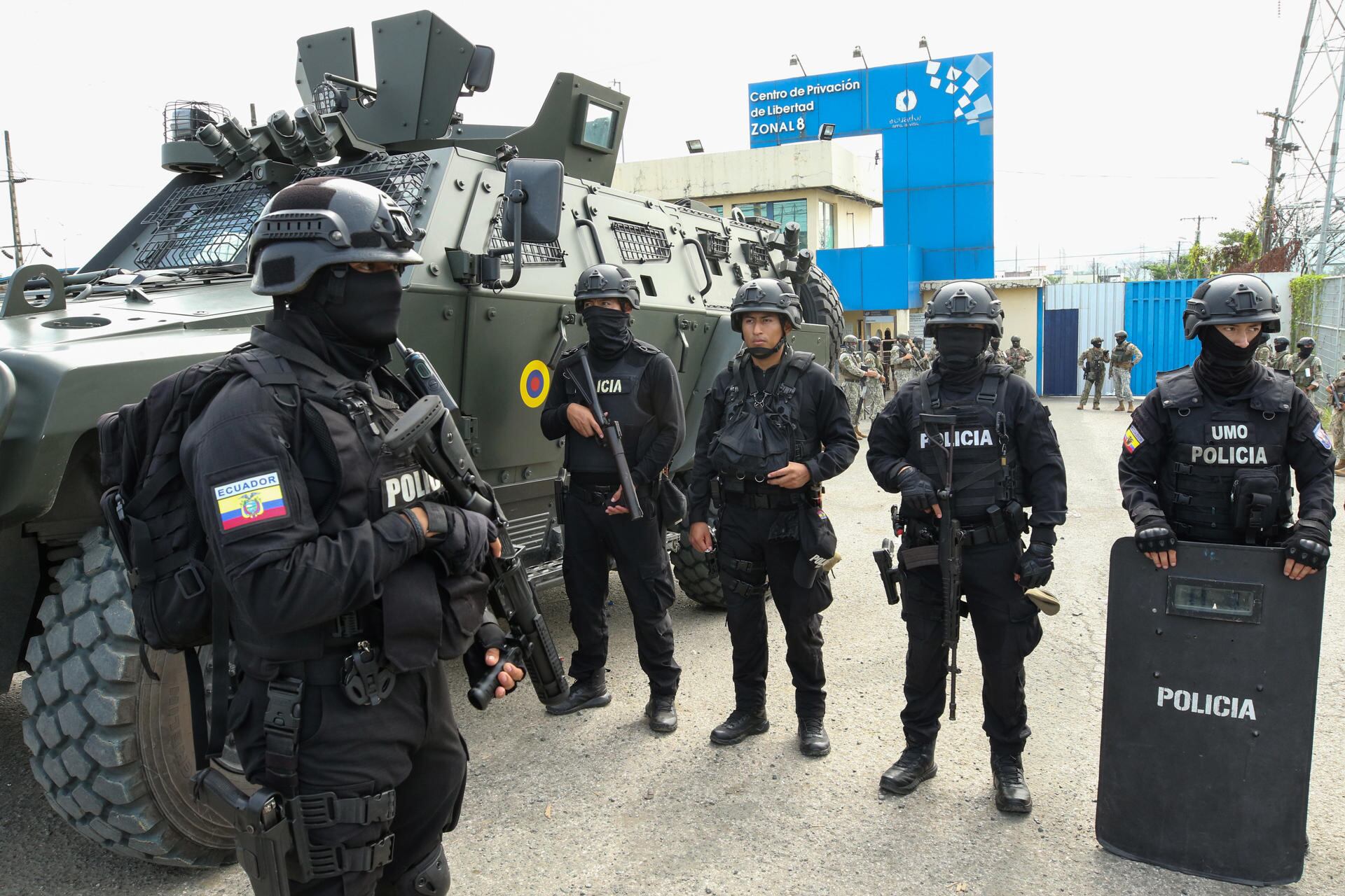 GUAYAQUIL (ECUADOR), 06/04/2024.- Agentes de policía vigilan el operativo de llegada del exvicepresidente Jorgue Glas a la cárcel La Roca, este sábado en Guayaquil (Ecuador). Jorge Glas, el exvicepresidente de Ecuador durante parte del mandato presidencial de Rafael Correa, fue trasladado este sábado a la cárcel de máxima seguridad La Roca, en Guayaquil, tras haber sido detenido en la noche del viernes dentro de la Embajada de México. EFE/ Jonathan Miranda