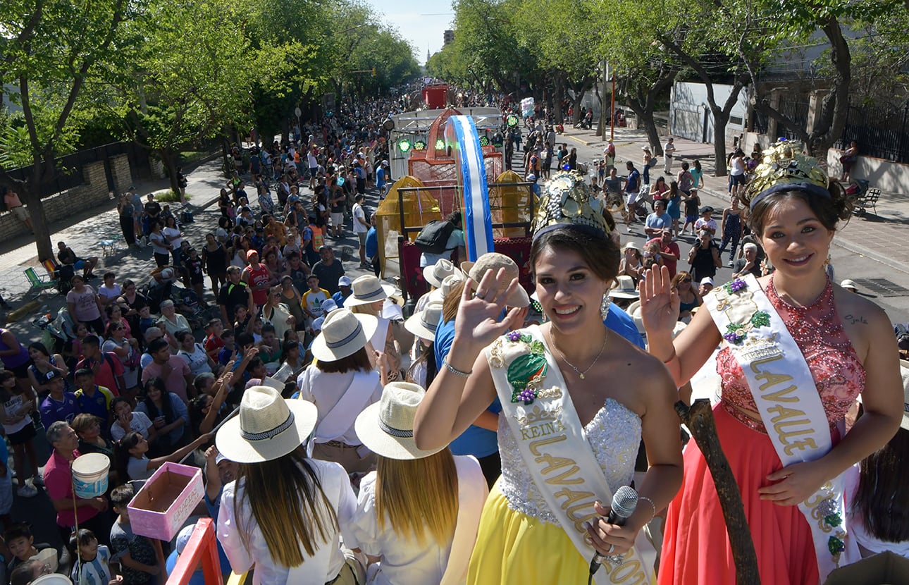 Vendimia 2023   Carrusel de las Reinas 
 La gente colmó  las calles céntricas de Mendoza para celebrar junto a las 18 reinas y distintas agrupaciones culturales y sociales, que reflejan el espíritu local.


Foto: Orlando Pelichotti