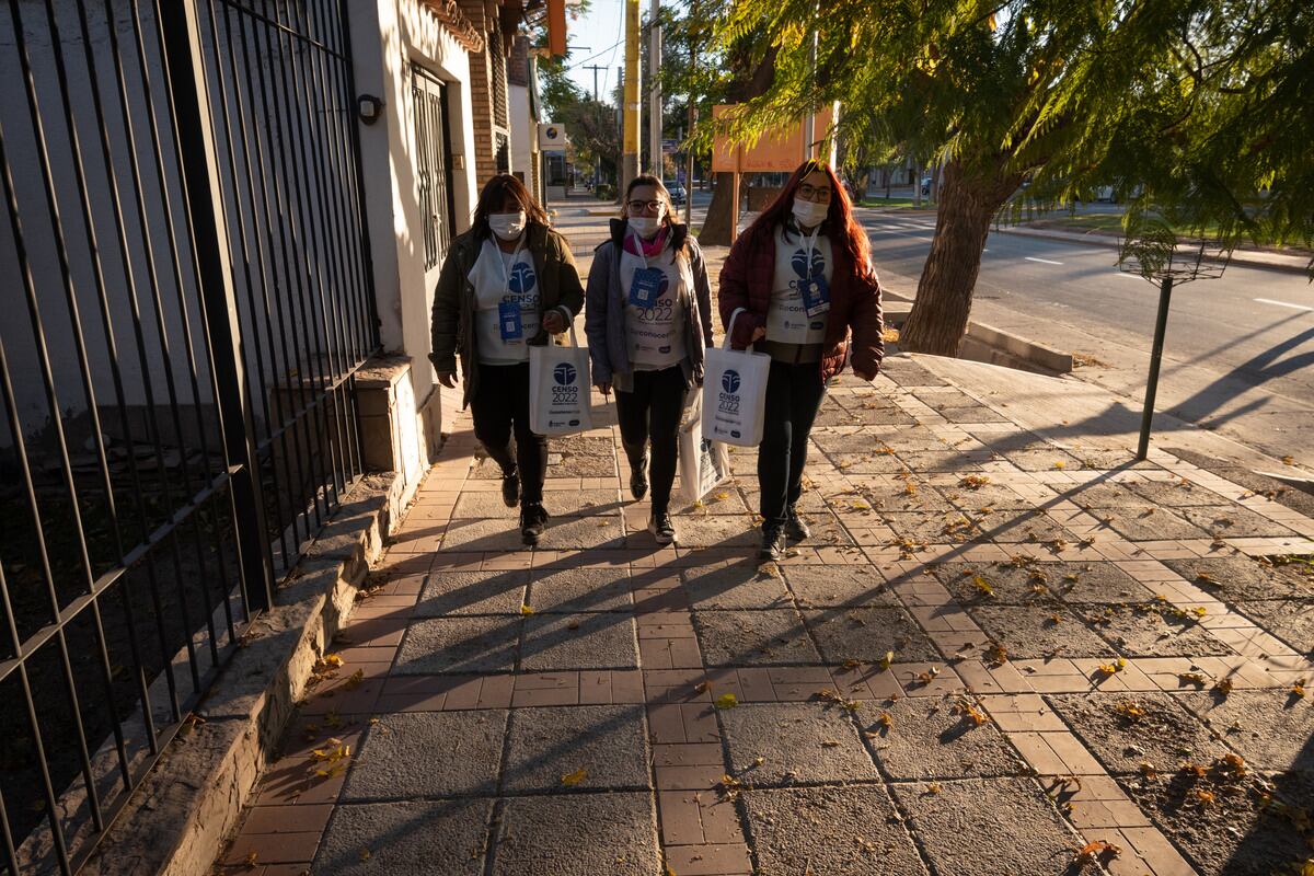 Con las primeras luces del día los censistas comienzan su recorrido. Foto: Ignacio Blanco / Los Andes 