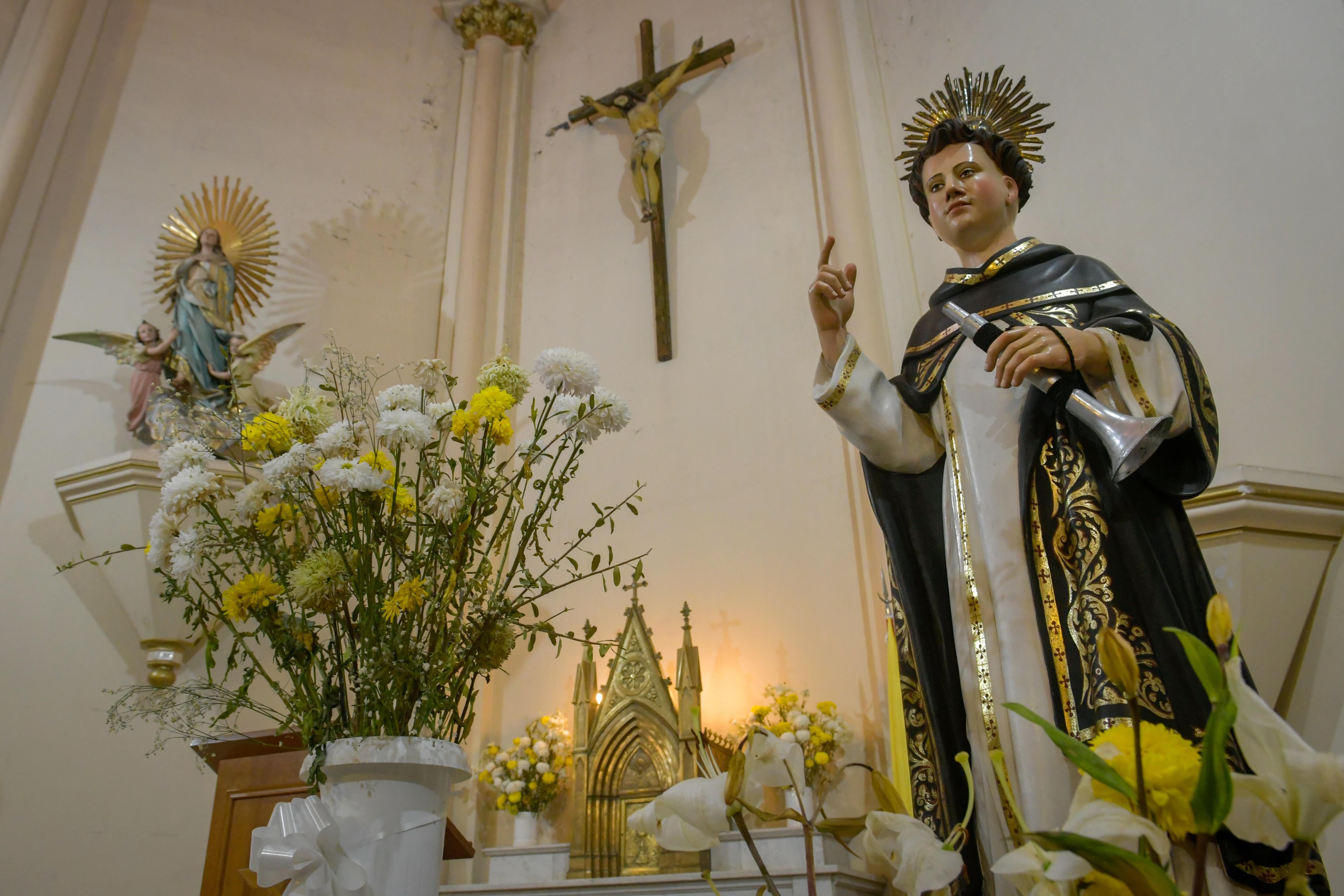 San Vicente Ferrer, en el trono sobre el atrio. Desde el inicio de esta pandemia mundial, el Santo es conocido como el abogado contra las pestes y epidemias.