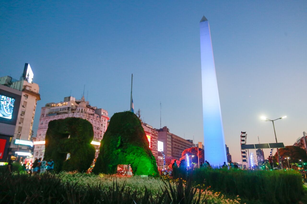 Edifcios, monumentos y estadios rindieron homenaje a Diego Maradona