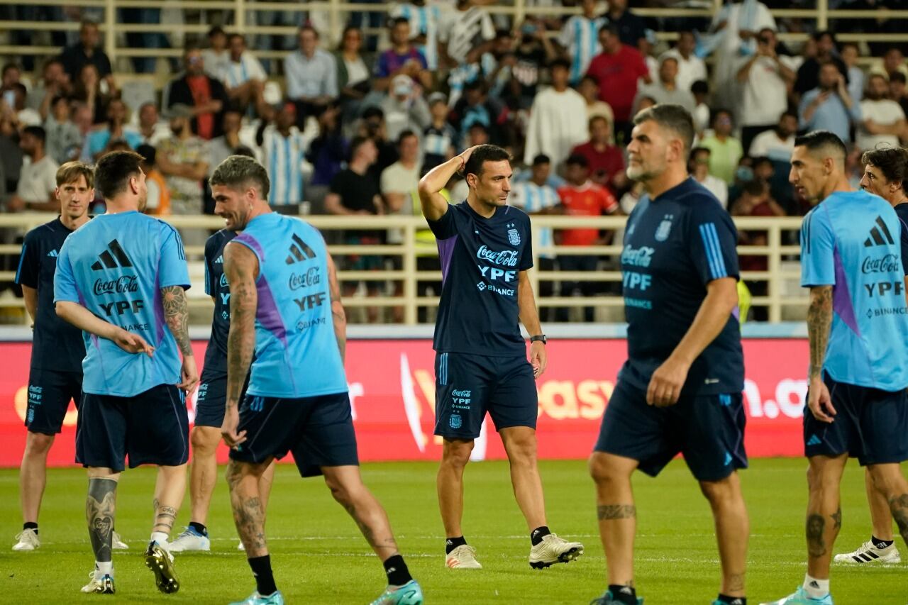 Con 15.000 personas en las tribunas, Argentina completó su primera práctica en Abu Dhabi. Foto: Clarín