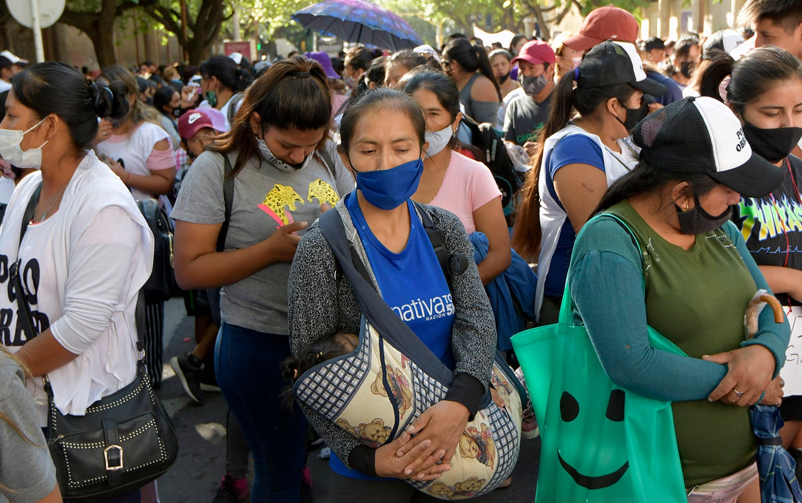 Dirigentes sociales relaman no al ajuste, más planes sociales, ayuda económica a comedores, canasta escolar y no pagar al FMI (Marcha del Polo Obrero del 15 de febrero).  Foto: Orlando Pelichotti / Los Andes