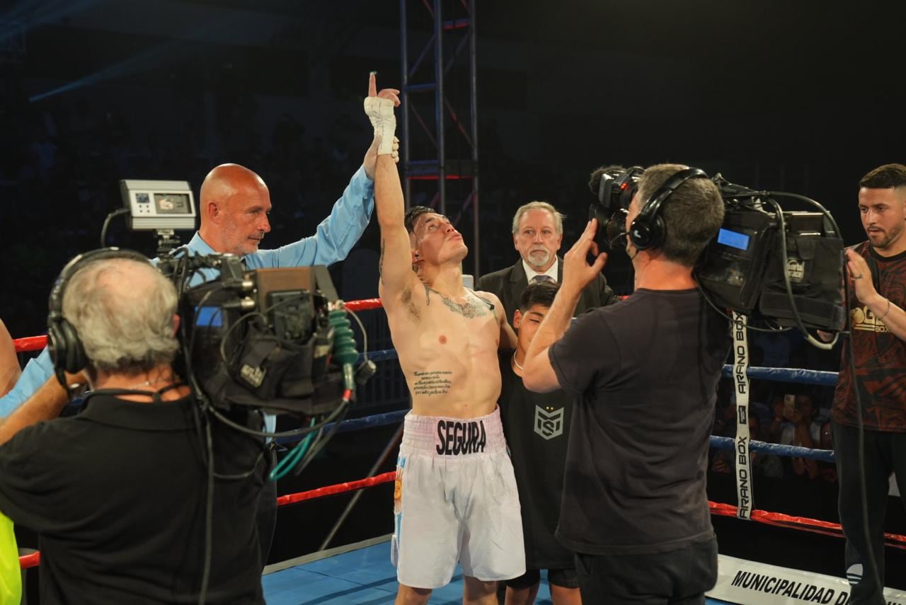 El campeón argentino y sudamericano elevó su mano al cielo y agradeció por el triunfo es a Dios, por el triunfo.