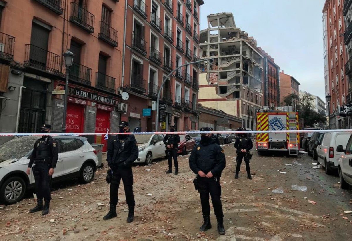 Personal de emergencias trabajando en el lugar - 