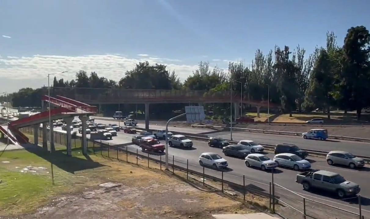 Largas filas en el Acceso Este para ingresar a la Ciudad de Mendoza por dos choques (Gentileza / X @MATIPASCUALETTI)