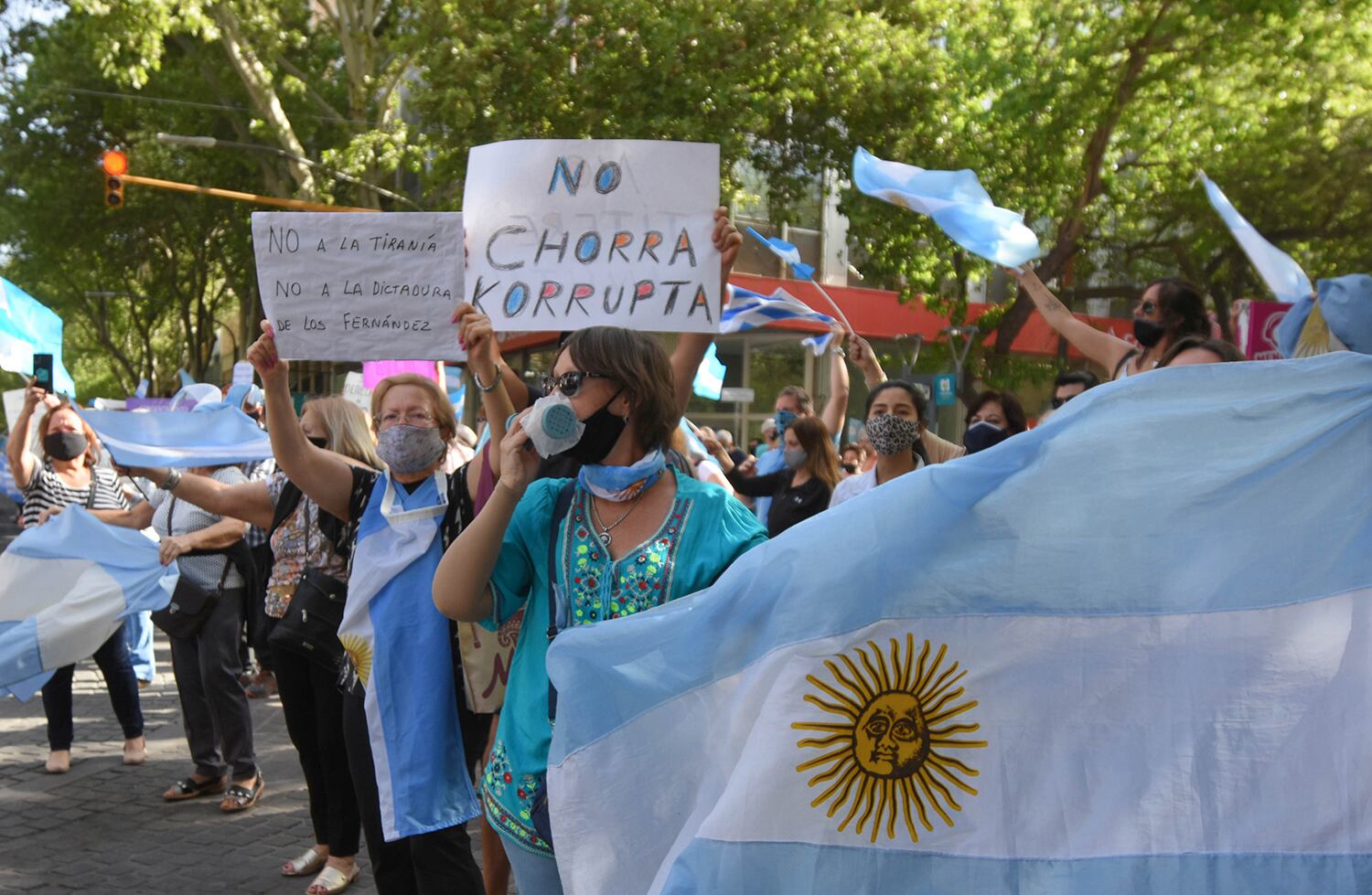 En la protesta se mezclaron los reclamos en contra de la cuarentena, por el traslado de los jueces, por el cepo al dólar y la toma de tierras.