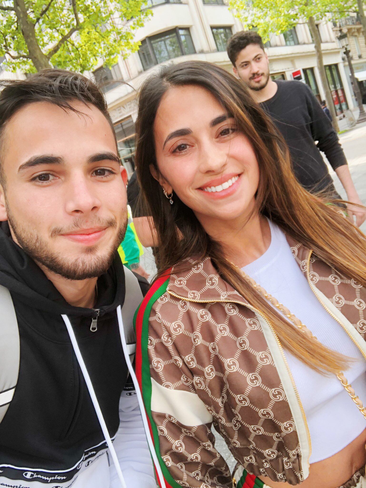 Antonela Roccuzzo fue sorprendida por un fan mientras caminaba por París con sus hijos.