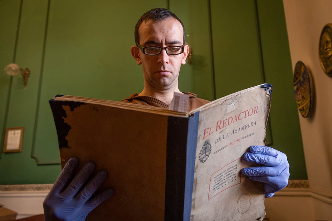 El profesor Fioquetti con el libro “El redactor de la Asamblea”, de 1815. Foto: Ignacio Blanco / Los Andes