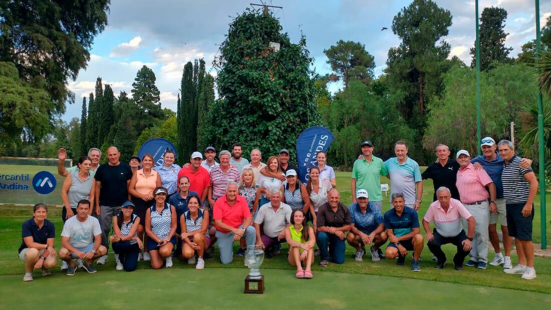 Jugadores de ambos clubes, posando luego de la competencia.