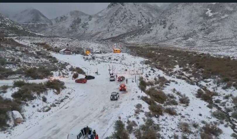 Muchos mendocinos disfrutaron de la nevada en Potrerillos durante el domingo.