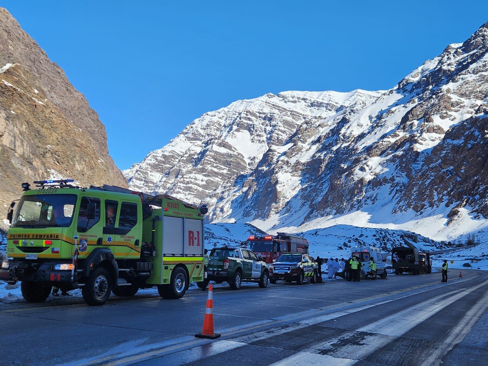 Una camioneta argentina con dos ocupantes desbarrancó y terminó en un río en la ruta internacional hacía Chile. Gentileza Gendarmería Nacional